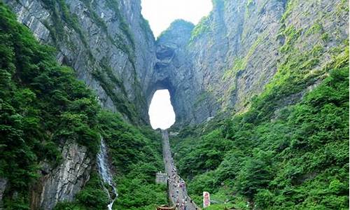 张家界天门山景区玻璃栈道_张家界旅游景点天门山玻璃栈道